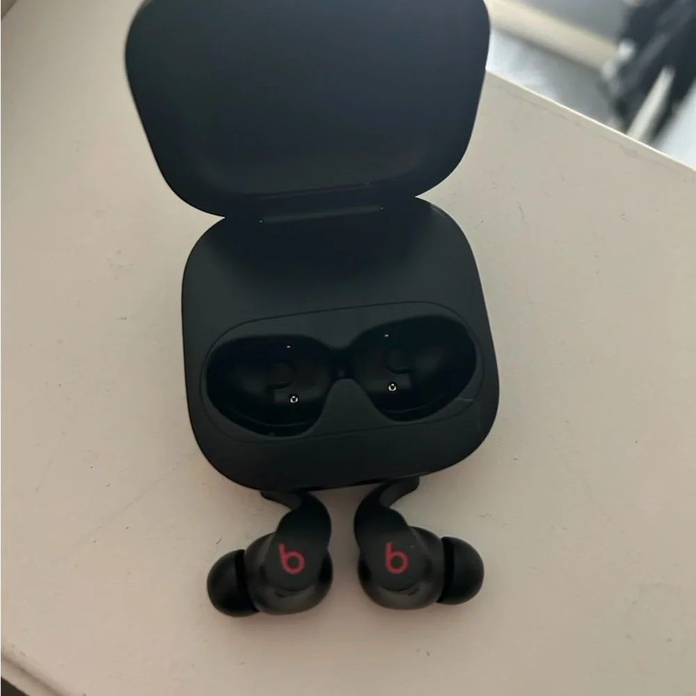 Red/black beats - Picture 2 of 2